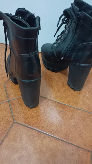 Botines negros con cordones y tacón