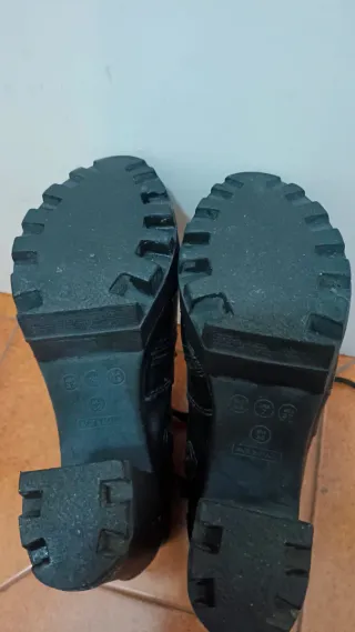 Botines negros con cordones y tacón