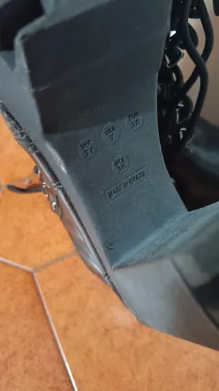 Botines negros con cordones y tacón