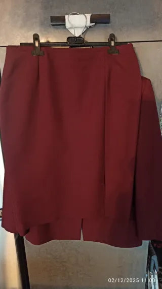 Completo  con giacca e gonna  color borgogna