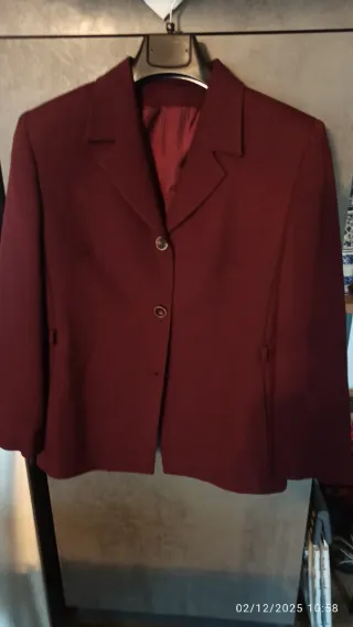 Completo  con giacca e gonna  color borgogna