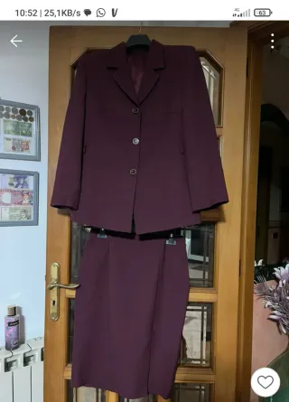 Completo  con giacca e gonna  color borgogna