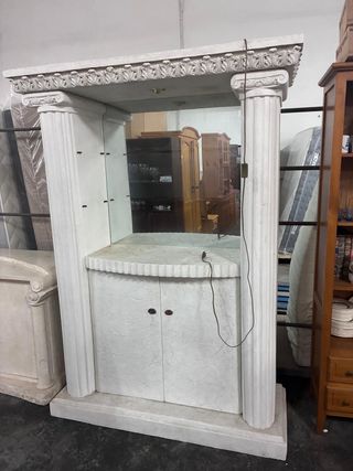 Vitrina de marmolina con puertas