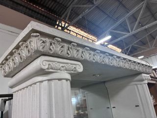 Vitrina de marmolina con puertas