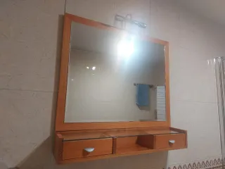 Espejo de madera con luz y mueble