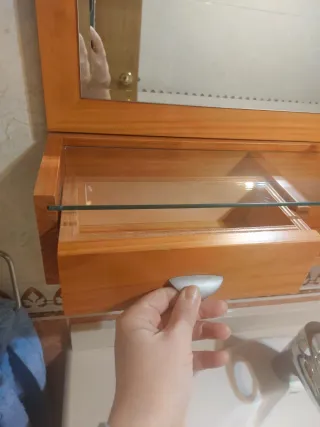 Espejo de madera con luz y mueble