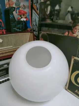 Tulipa de vidrio blanca antigua