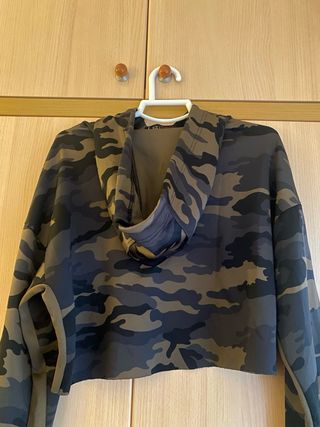 Sudadera corta estilo militar