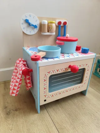 Cocinita de madera para bebé pequeña