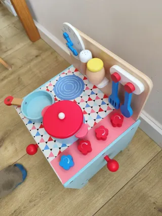 Cocinita de madera para bebé pequeña