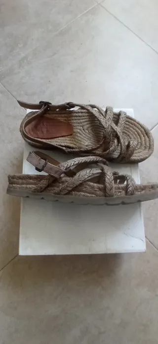 Sandalias de esparto marrón