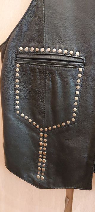 Chaleco de Piel con Tachuelas Talla M