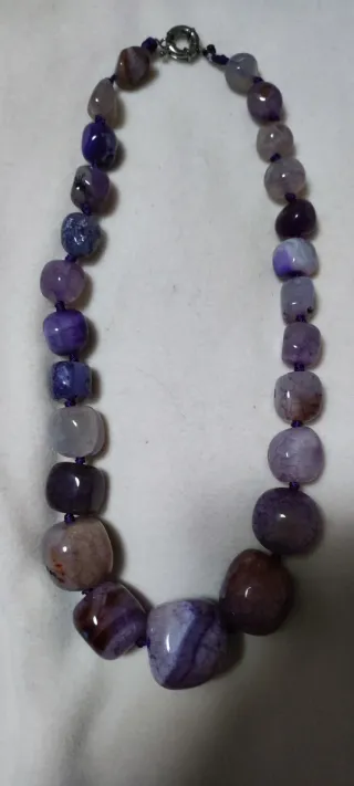 Collana con pietre viola