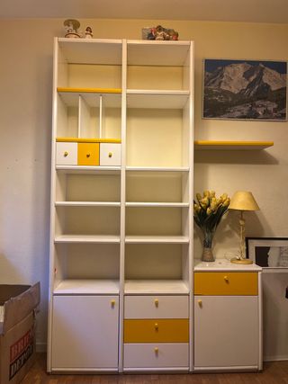 Estantería modular blanca y amarilla