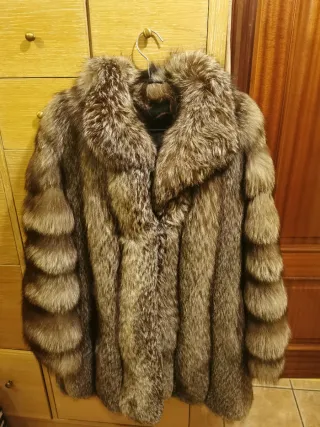 Abrigo de piel de zorro gris