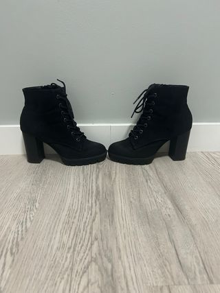 Botines de tacón negros con cordones.