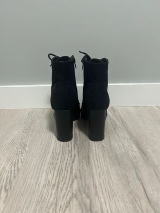 Botines de tacón negros con cordones.