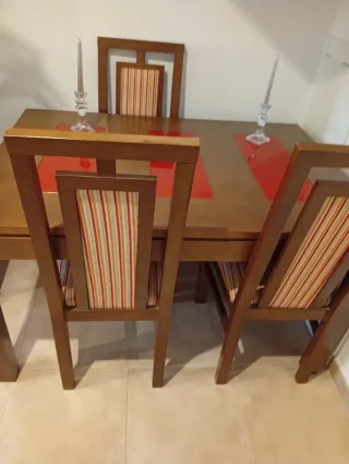 Mesa de comedor y 4 sillas