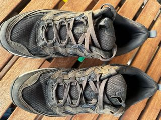 Zapatillas trekking negras y grises.