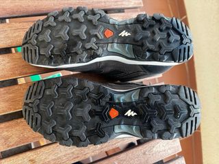 Zapatillas trekking negras y grises.