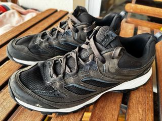 Zapatillas trekking negras y grises.