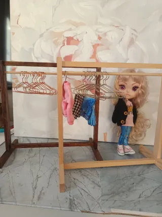 Perchas y percheros para muñecas Blythe