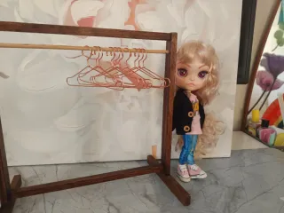 Perchas y percheros para muñecas Blythe