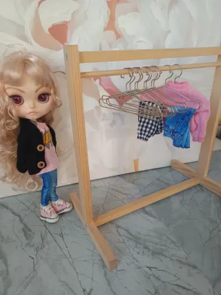 Perchas y percheros para muñecas Blythe