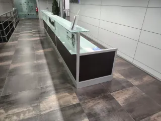 Mostrador de recepción oficina de aluminio y vidri