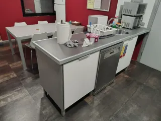 Mostrador de recepción oficina de aluminio y vidri