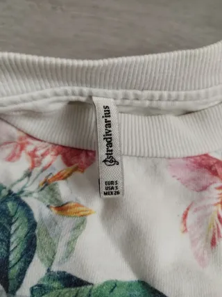 Sudadera blanca con estampado floral