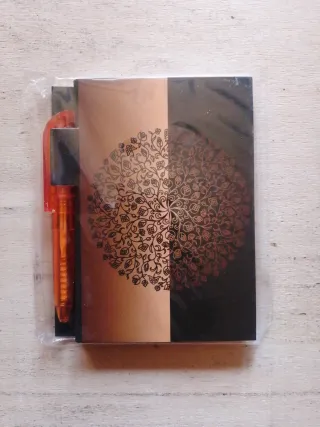 Libreta pequeña con bolígrafo