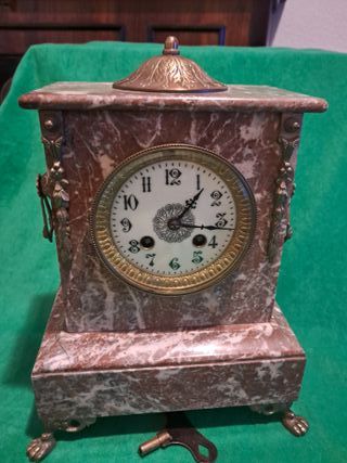 Reloj de sobremesa antiguo a cuerda
