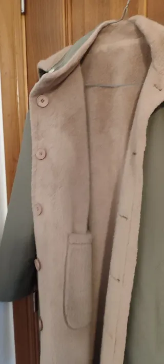 Gabardina reversible verde y beige con pelo