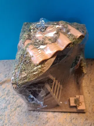 Cobertizo nuevo con envoltorio