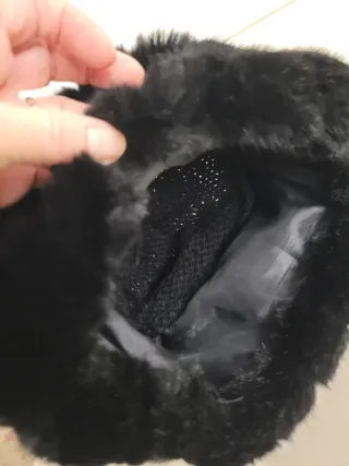 Berretto nero in lana e finta pelliccia