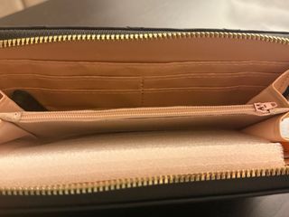 Portafoglio nero con pompon