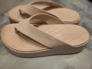 Sandalias Crocs Beige