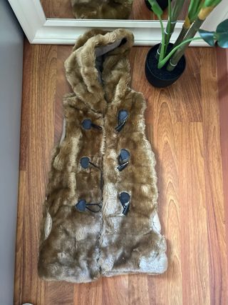 Chaleco de pelo con capucha