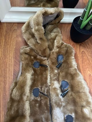 Chaleco de pelo con capucha