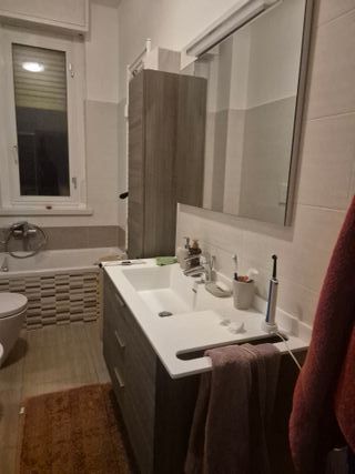 Mobile bagno moderno con lavabo e specchio