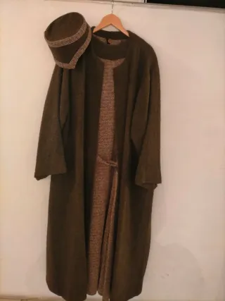 Traje medieval con abrigo marrón verde