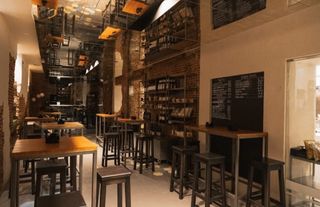 Taburetes, sillas, mesas, barricas, restaurantes