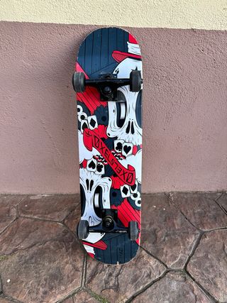 Patinete con diseño de calaveras