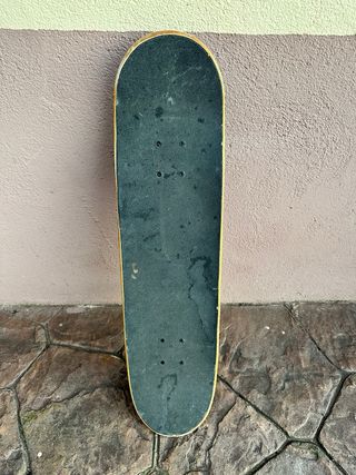 Patinete con diseño de calaveras