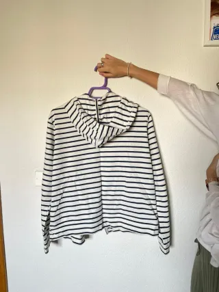 Sudadera con capucha y cremallera a rayas