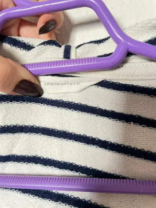 Sudadera con capucha y cremallera a rayas