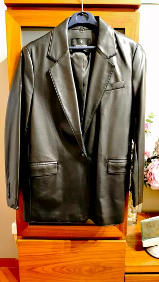 Chaqueta efecto cuero negra mujer