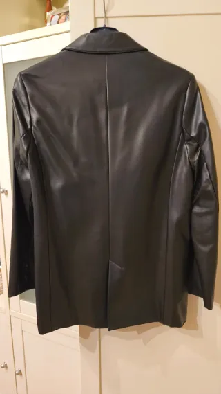 Chaqueta efecto cuero negra mujer