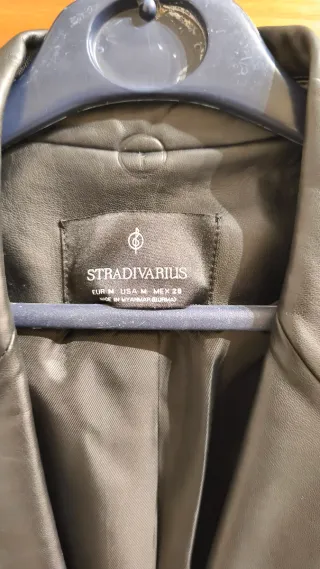 Chaqueta efecto cuero negra mujer